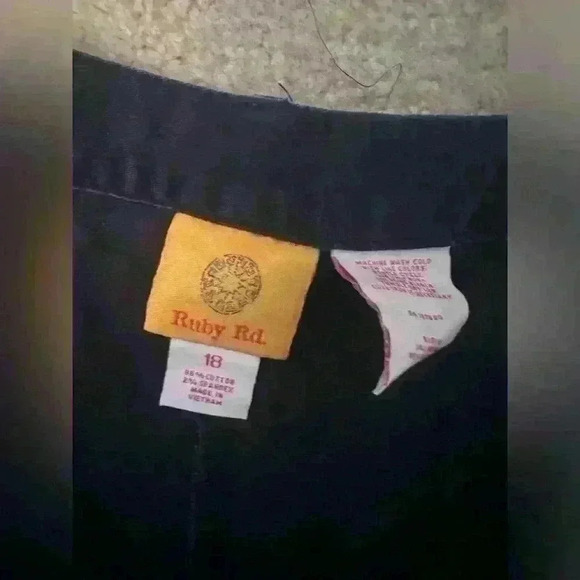 Ruby Rd. Navy Cropped Pants Size 18 - Picture 4 of 5